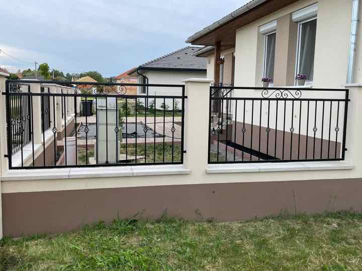 Lábazatos kerítés fém kerítésmezőkkel