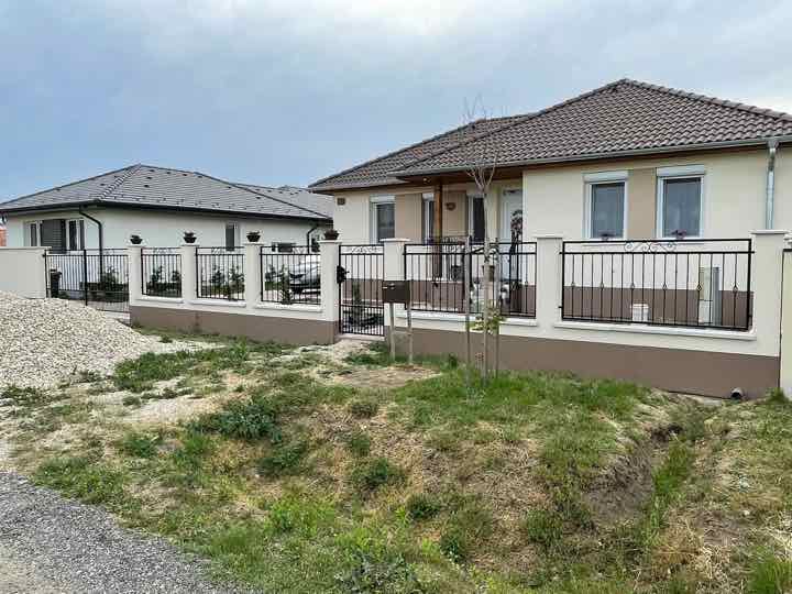 Kerítés teljes utcafronti hosszban