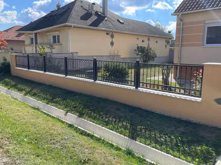 Hosszú utcafronti kerítés lábazaton